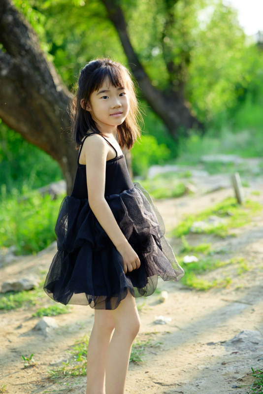 夏季在户外玩耍游玩的可爱亚洲女童图片