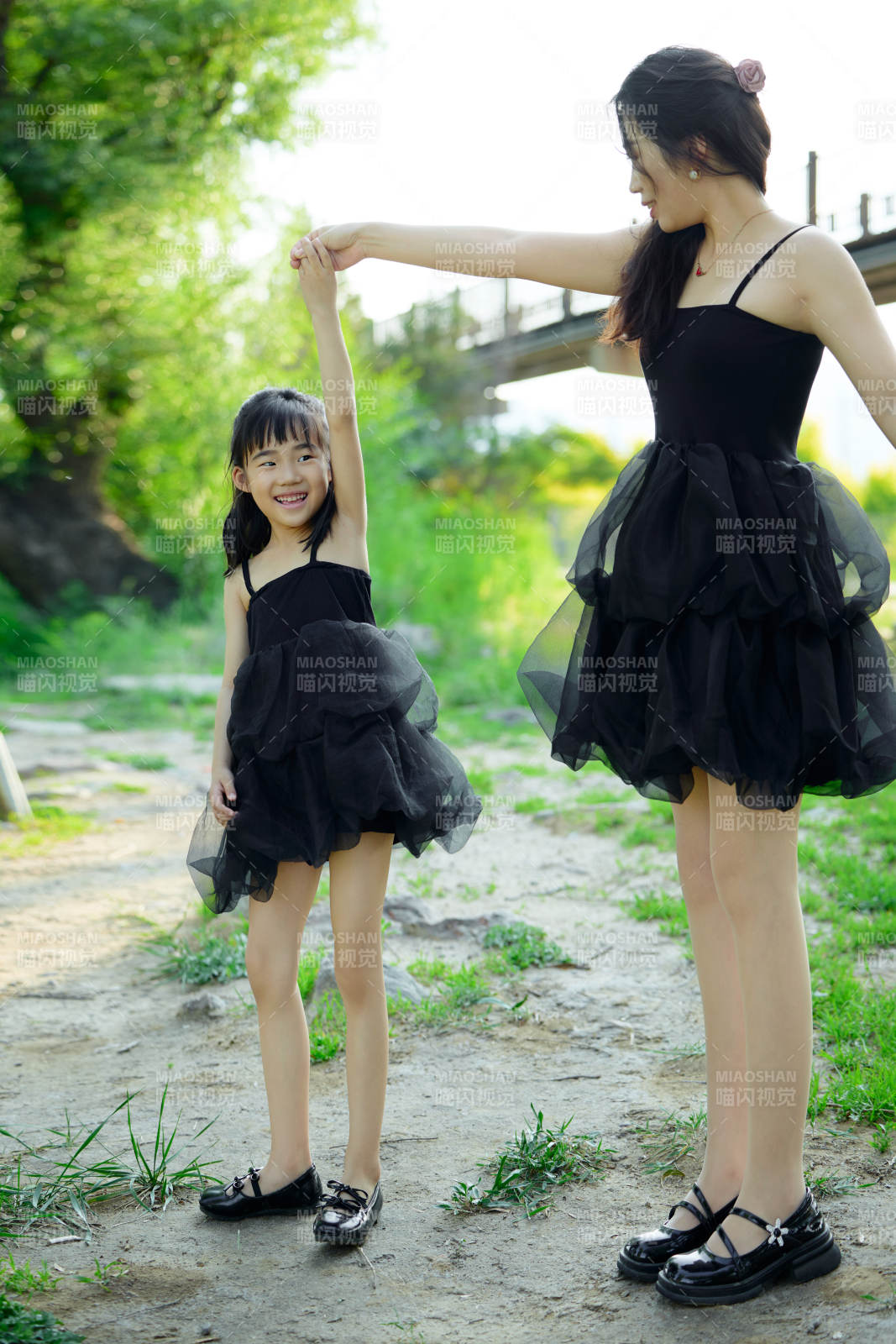 夏天在户外公园旅行游玩的亚洲母女亲子图片