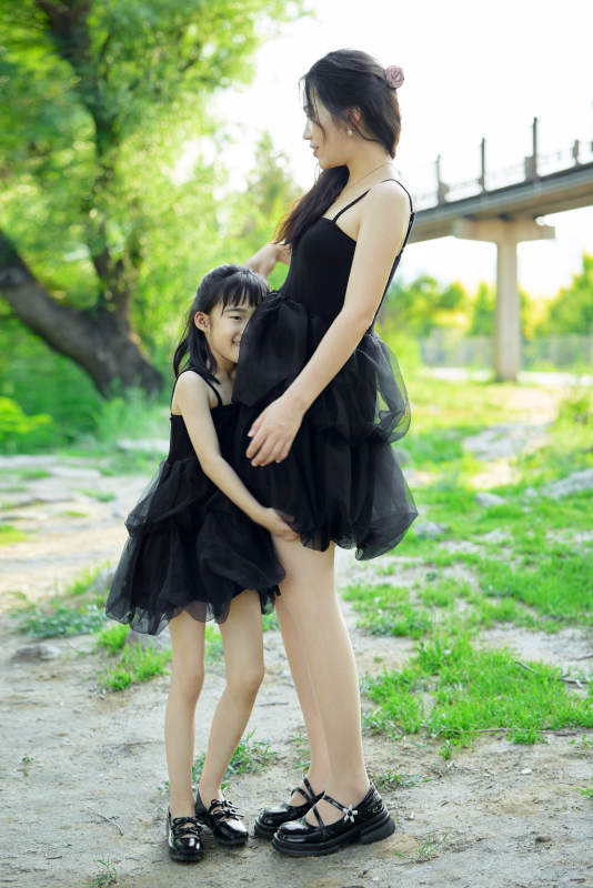 夏天在户外公园旅行游玩的亚洲母女亲子图片