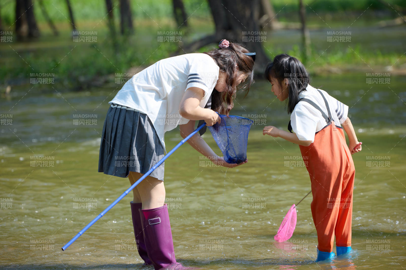 夏天在户外溪流捕捉鱼虾的母女亲子图片