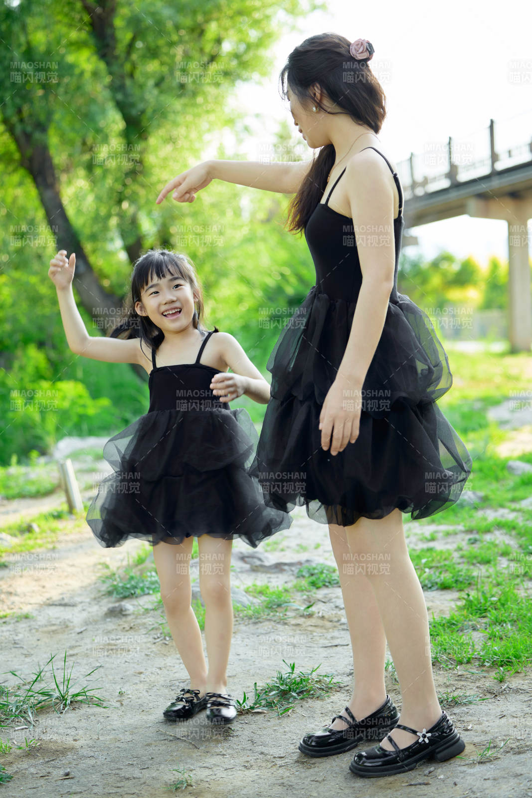 夏天在户外公园旅行游玩的亚洲母女亲子图片