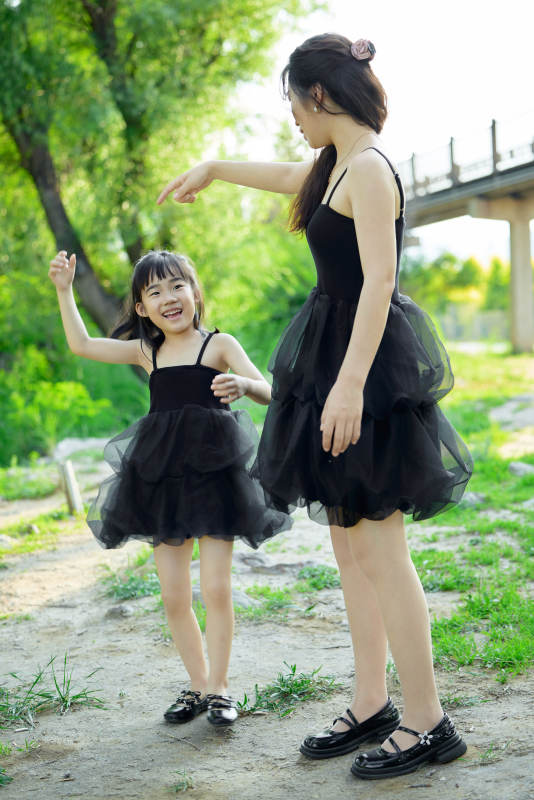 夏天在户外公园旅行游玩的亚洲母女亲子图片