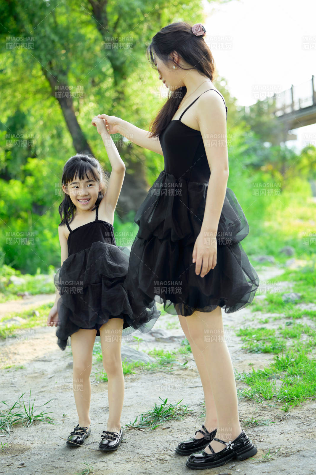 夏天在户外公园旅行游玩的亚洲母女亲子图片