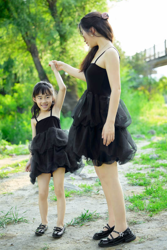 夏天在户外公园旅行游玩的亚洲母女亲子图片