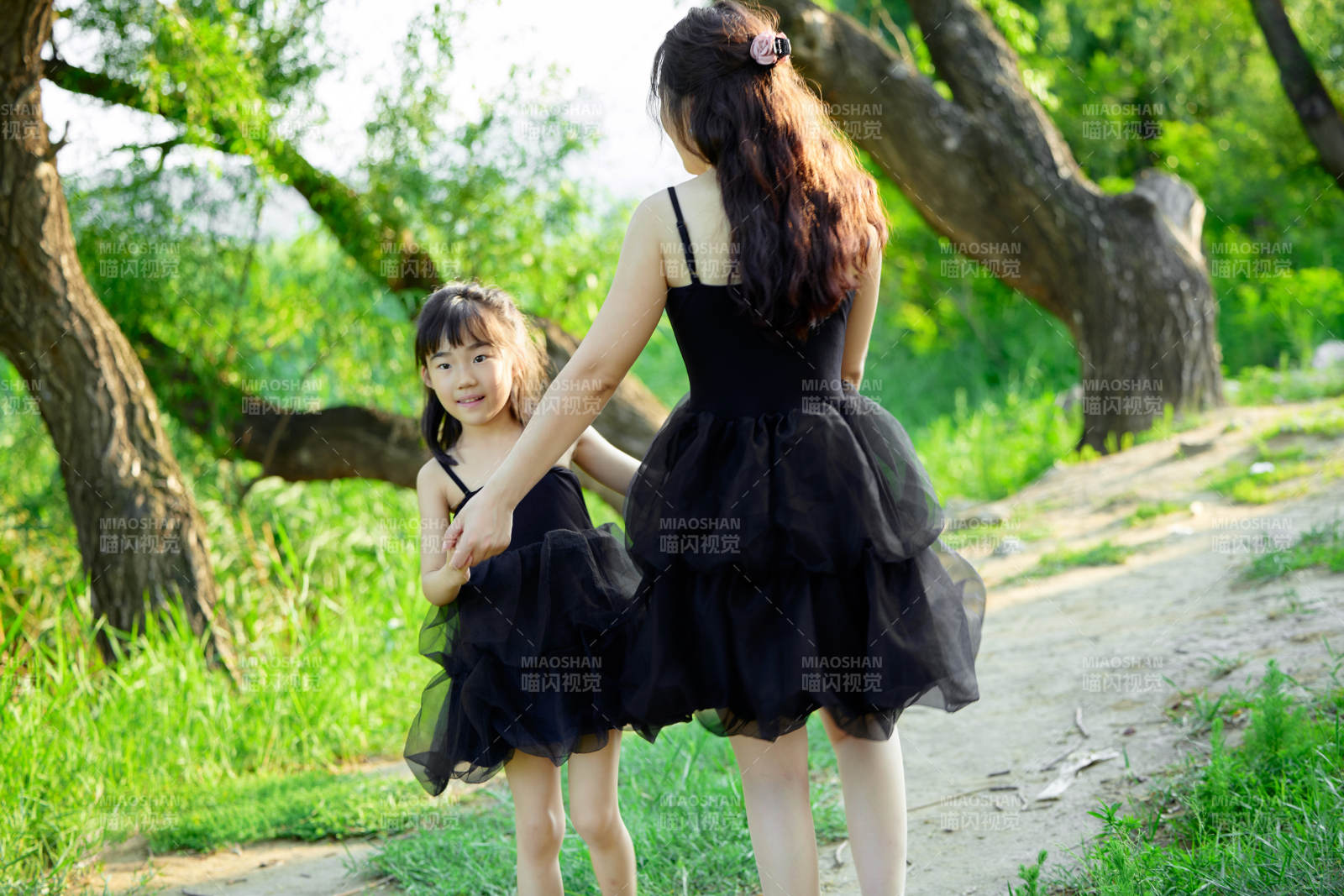 夏天在户外公园旅行游玩的亚洲母女亲子图片