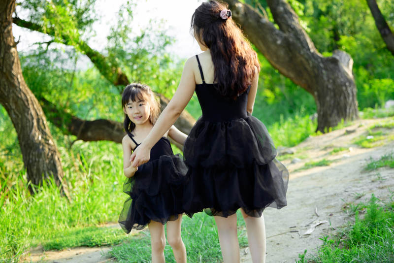 夏天在户外公园旅行游玩的亚洲母女亲子图片