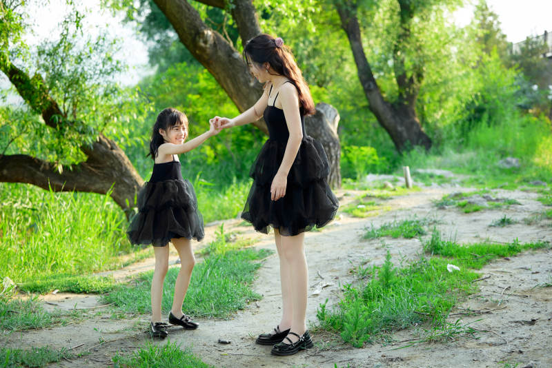 夏天在户外公园旅行游玩的亚洲母女亲子图片