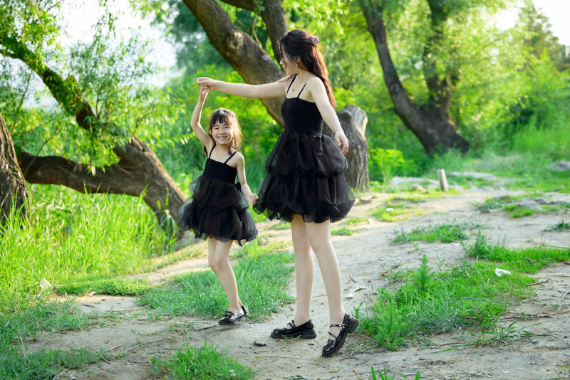 夏天在户外公园旅行游玩的亚洲母女亲子图片