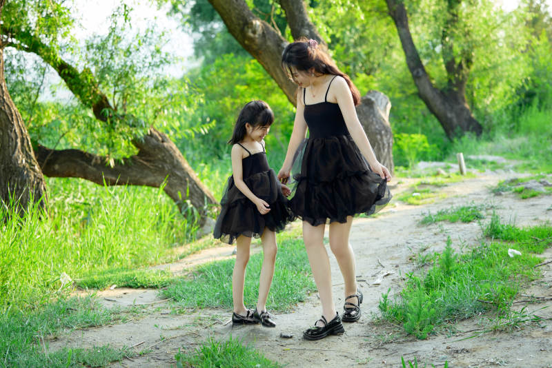 夏天在户外公园旅行游玩的亚洲母女亲子图片