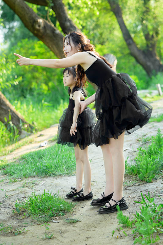 夏天在户外公园旅行游玩的亚洲母女亲子图片