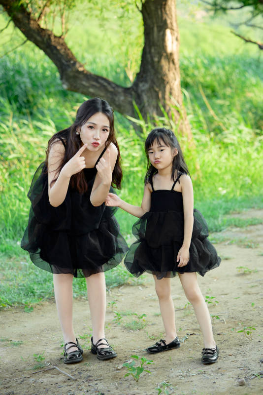 夏天在户外公园旅行游玩的亚洲母女亲子图片