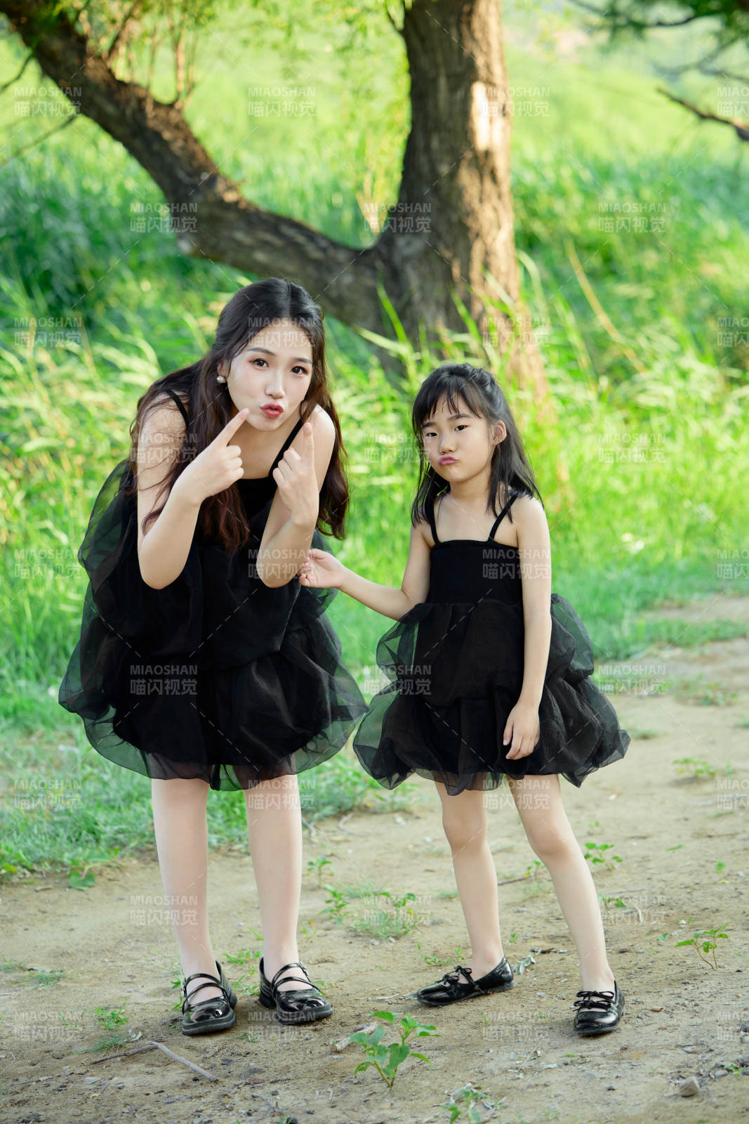 夏天在户外公园旅行游玩的亚洲母女亲子图片