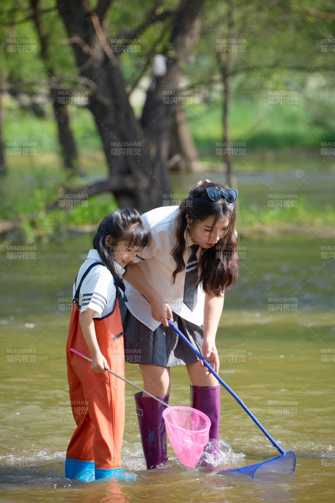 夏天在户外溪流捕捉鱼虾的母女亲子图片