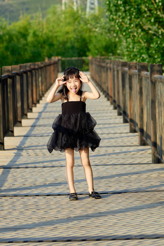 夏季在户外玩耍游玩的可爱亚洲女童图片