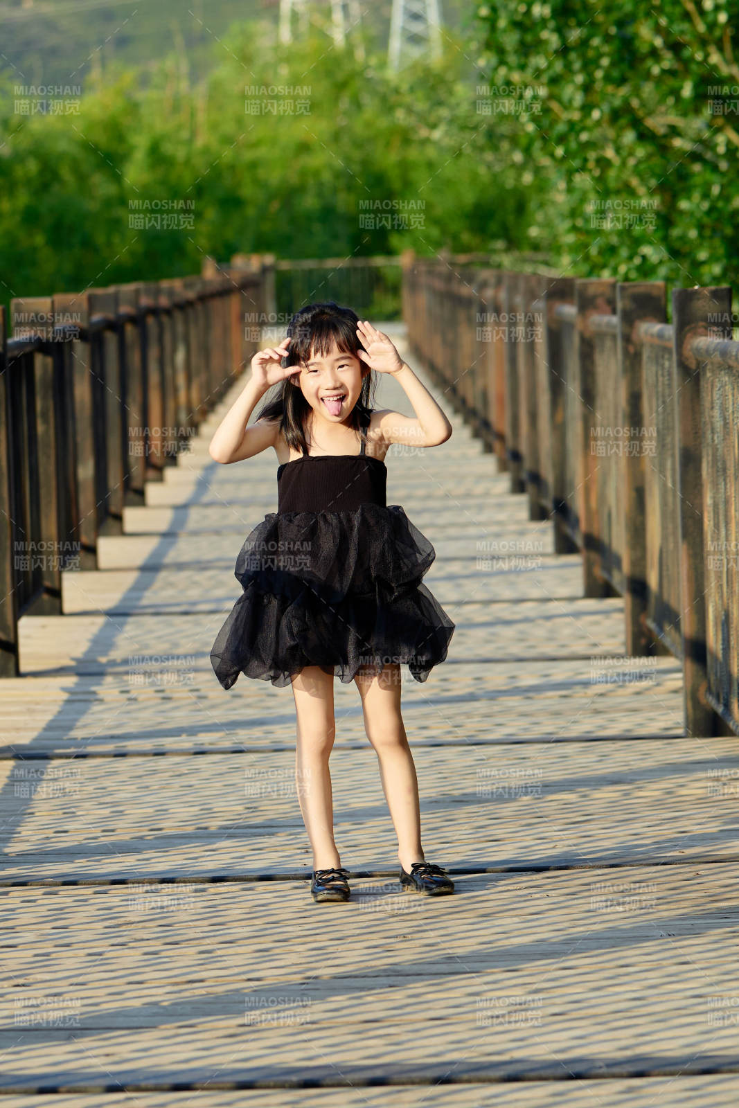 夏季在户外玩耍游玩的可爱亚洲女童图片