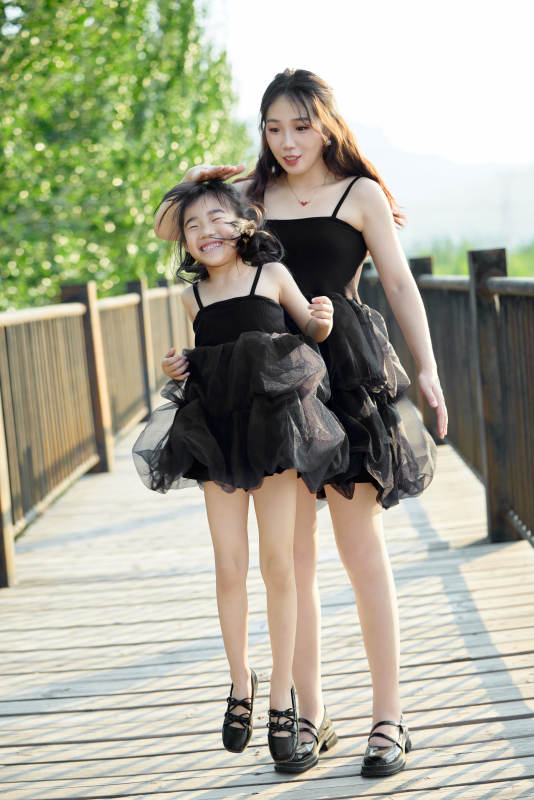 夏天在户外公园旅行游玩的亚洲母女亲子图片