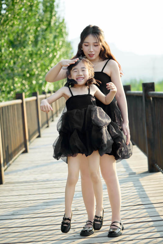 夏天在户外公园旅行游玩的亚洲母女亲子图片