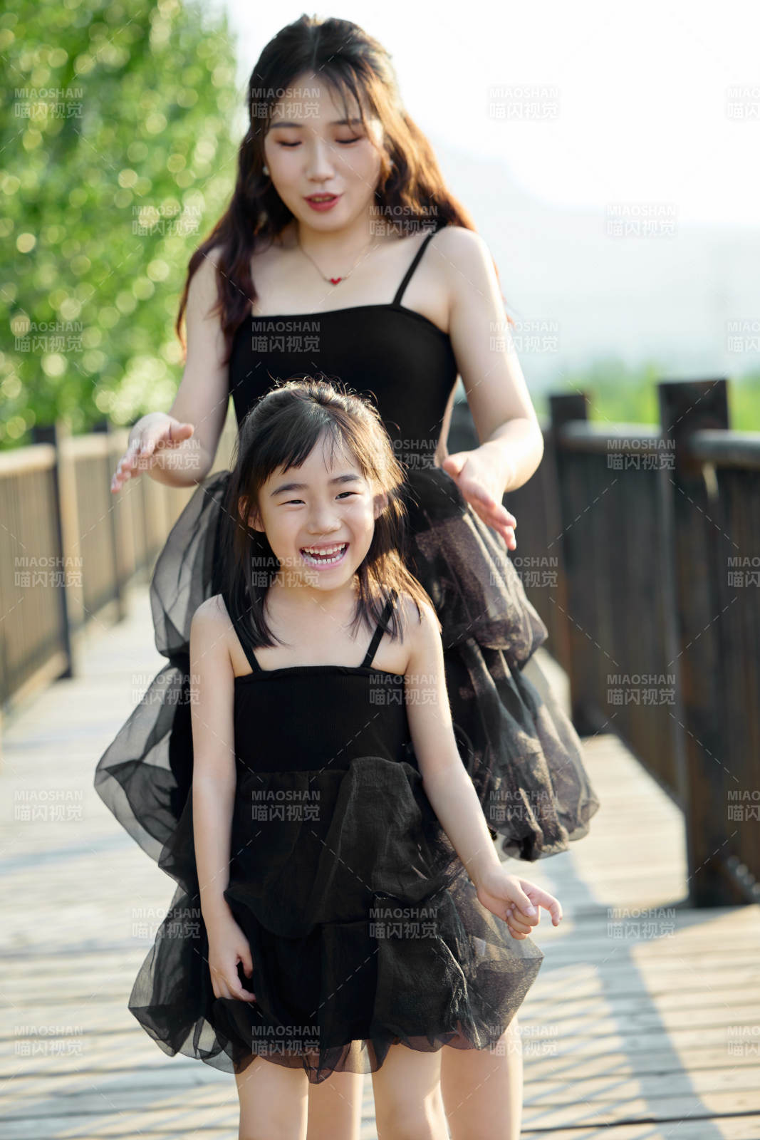 夏天在户外公园旅行游玩的亚洲母女亲子图片