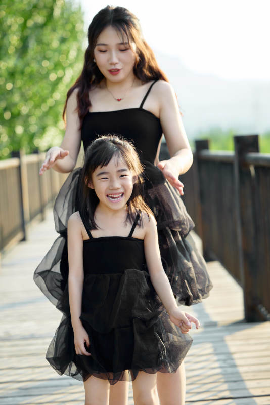 夏天在户外公园旅行游玩的亚洲母女亲子图片