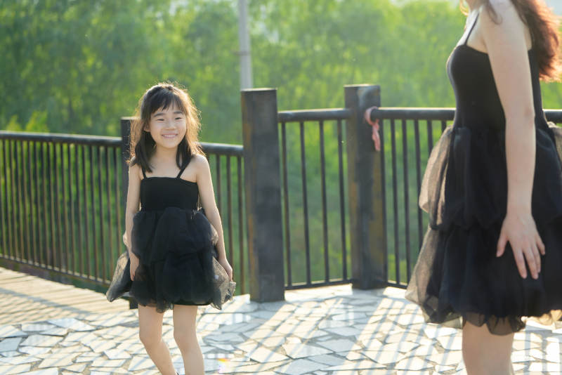 夏天在户外公园旅行游玩的亚洲母女亲子图片