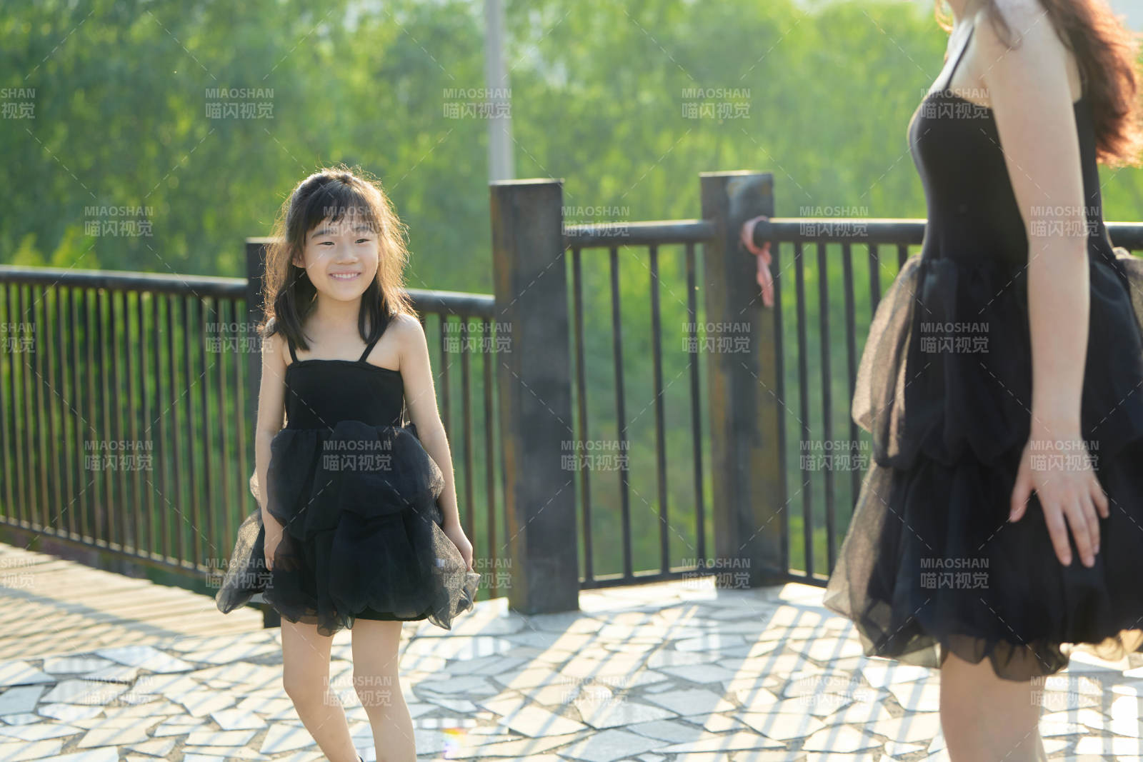 夏天在户外公园旅行游玩的亚洲母女亲子图片
