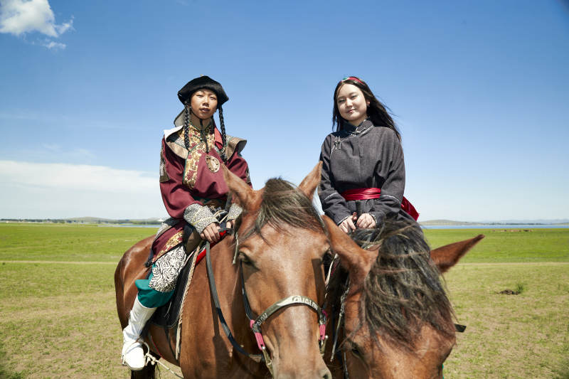 草原那达慕大会上骑着马的蒙古演员图片