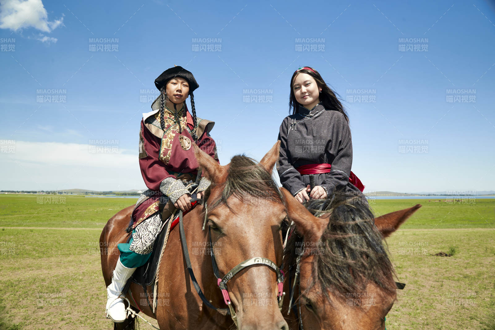 草原那达慕大会上骑着马的蒙古演员图片