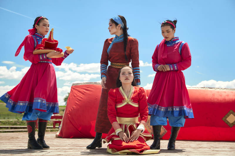 草原上的传统蒙古族婚礼仪式图片
