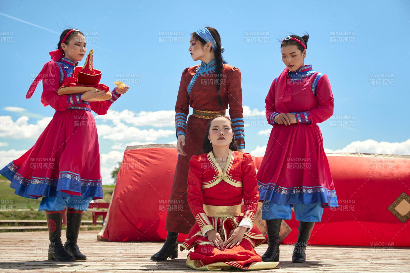 草原上的传统蒙古族婚礼仪式图片