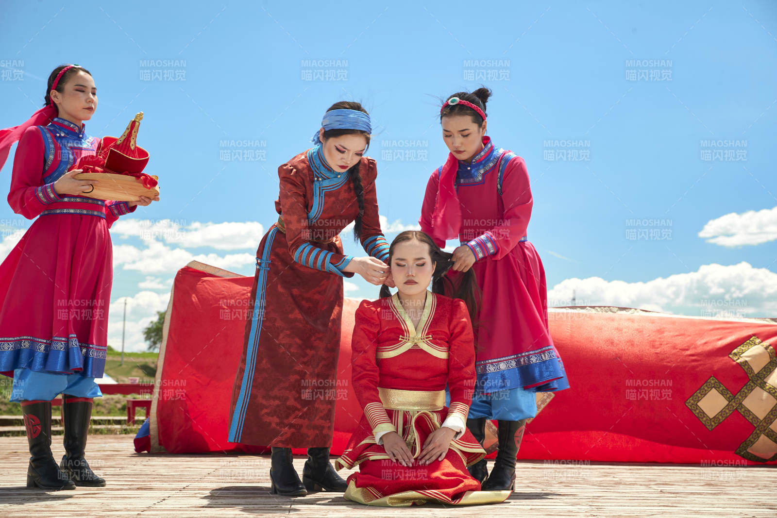 草原上的传统蒙古族婚礼仪式图片