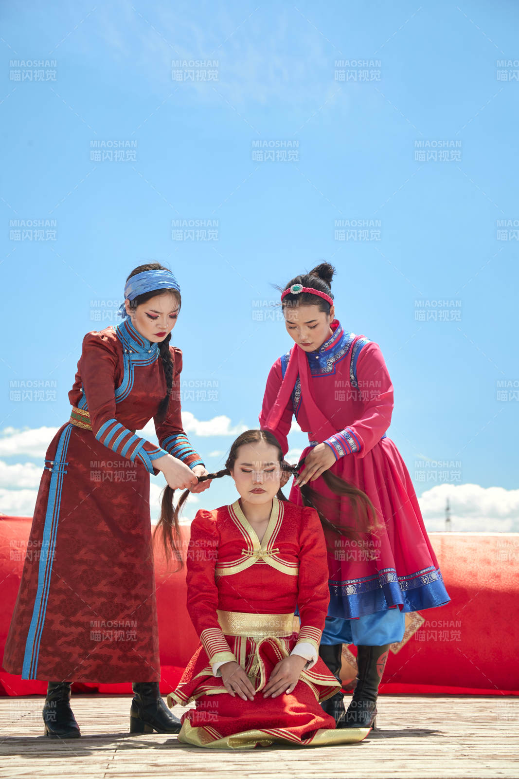 草原上的传统蒙古族婚礼仪式图片