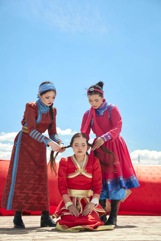 草原上的传统蒙古族婚礼仪式图片