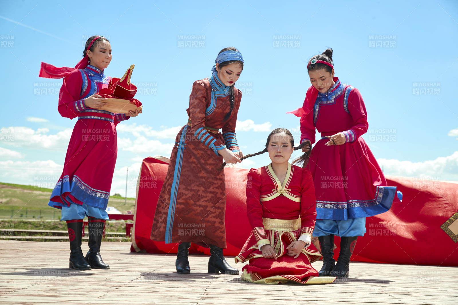 草原上的传统蒙古族婚礼仪式图片