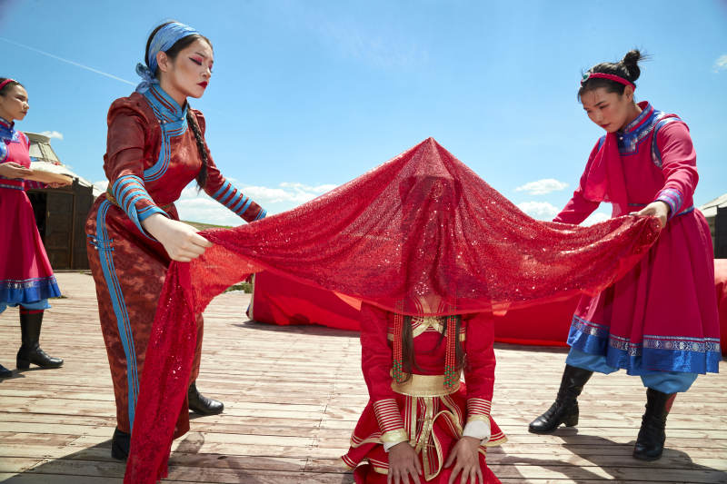 草原上的传统蒙古族婚礼仪式图片