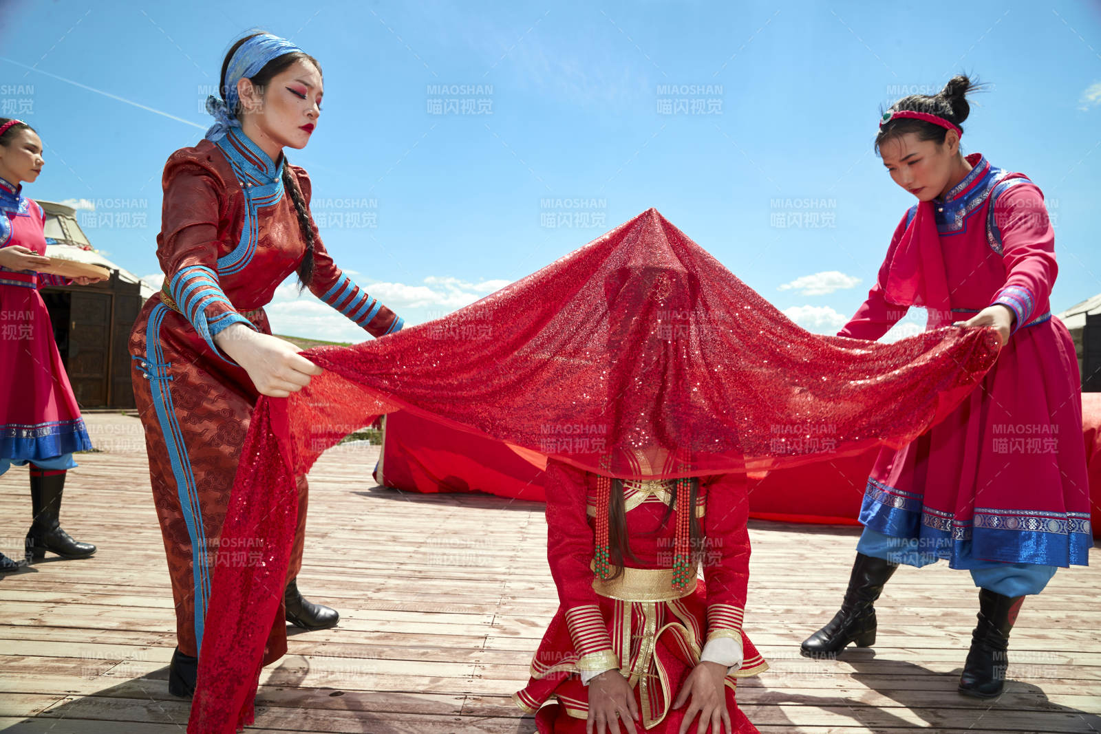 草原上的传统蒙古族婚礼仪式图片