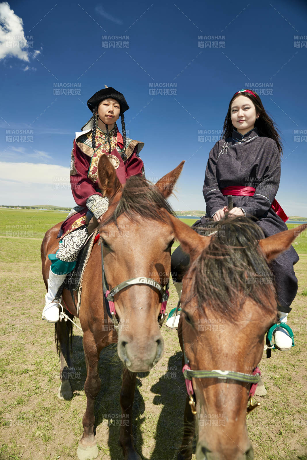 草原那达慕大会上骑着马的蒙古演员图片