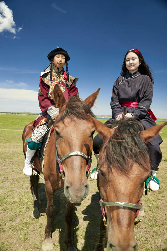 草原那达慕大会上骑着马的蒙古演员图片