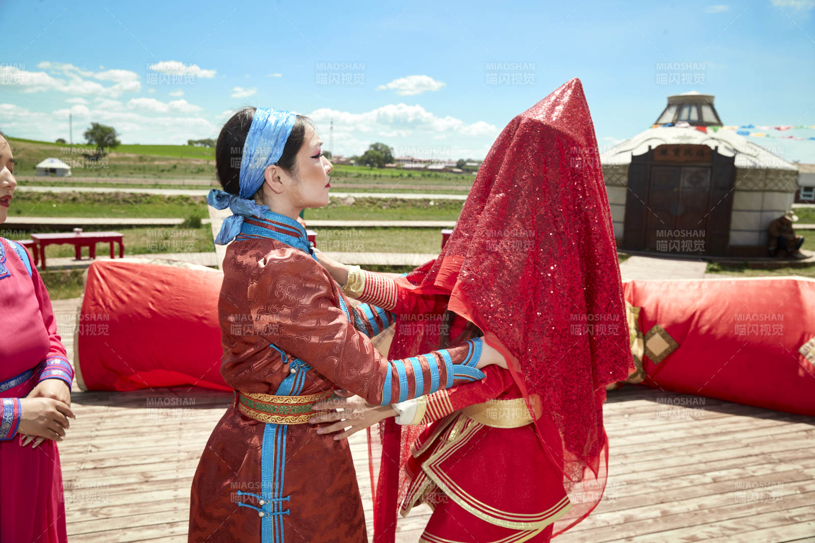 草原上的传统蒙古族婚礼仪式图片