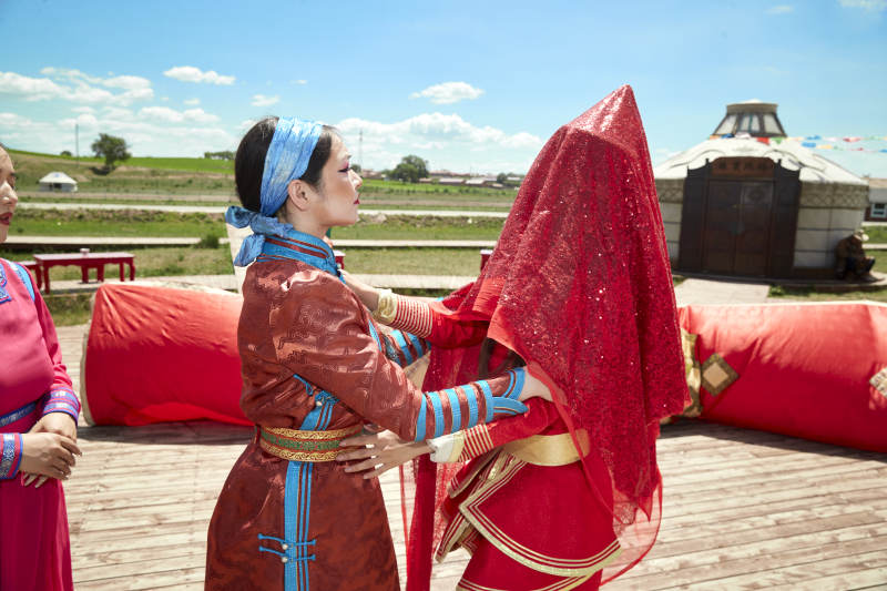 草原上的传统蒙古族婚礼仪式图片