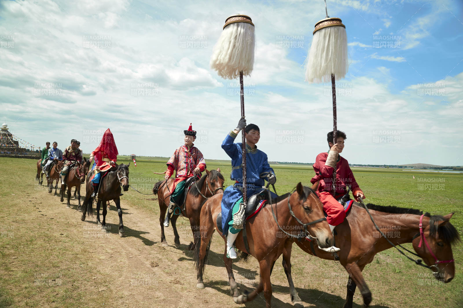 草原上的传统蒙古族婚礼仪式图片
