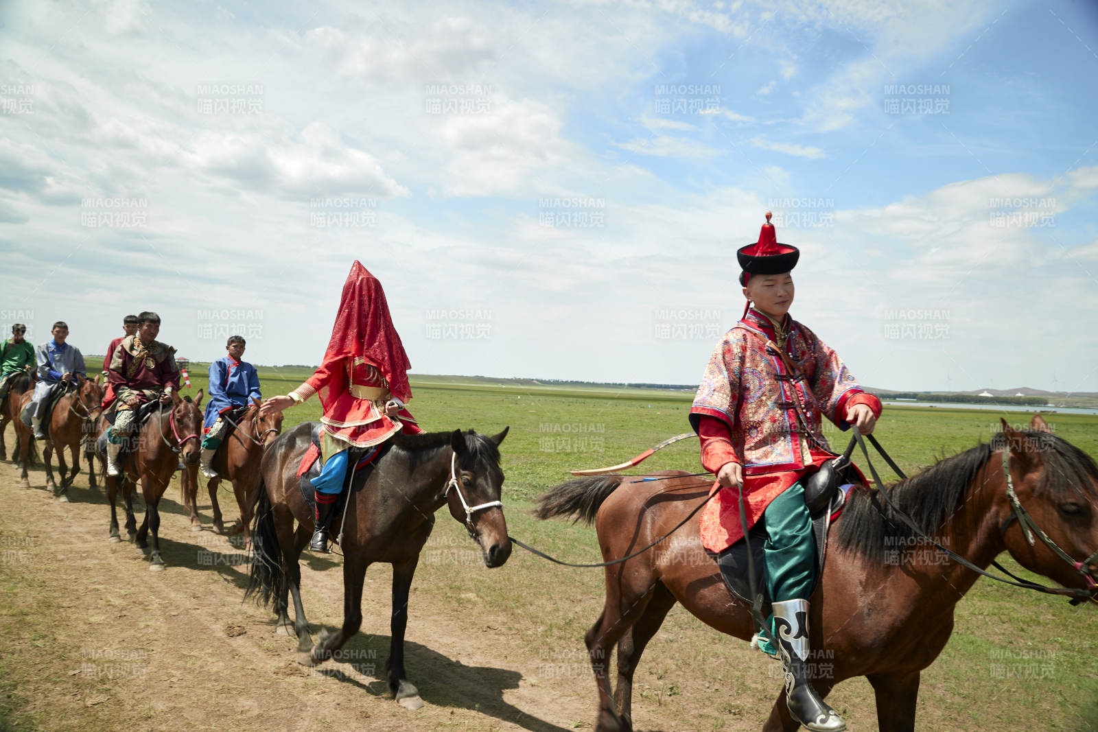 草原上的传统蒙古族婚礼仪式图片