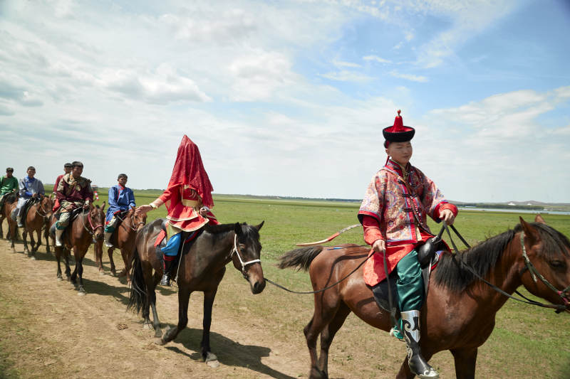 草原上的传统蒙古族婚礼仪式图片