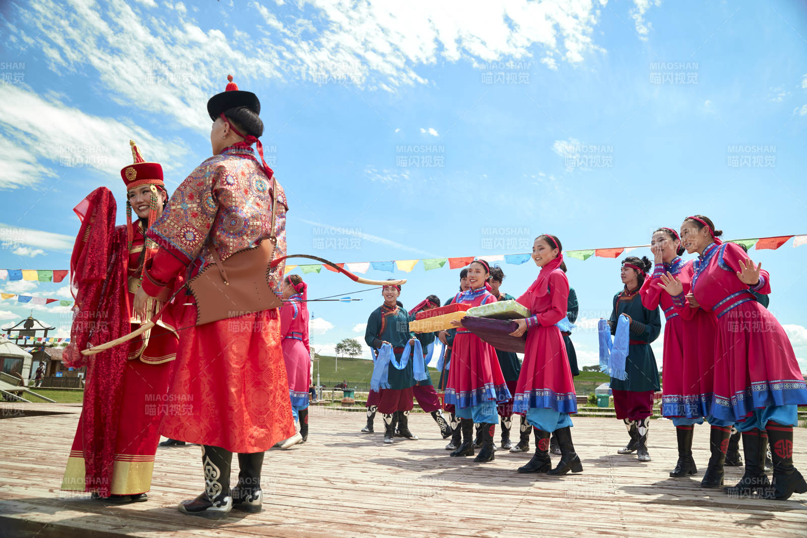 草原上的传统蒙古族婚礼仪式图片