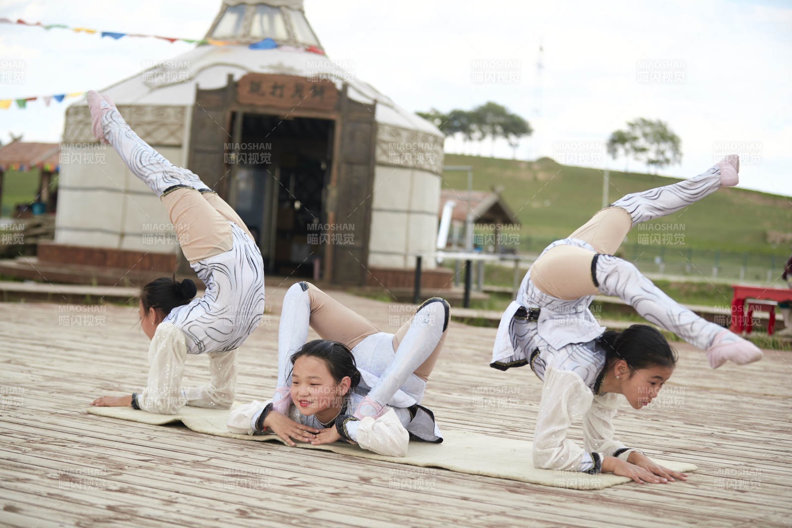 进行柔术体操杂技表演的三个少女图片