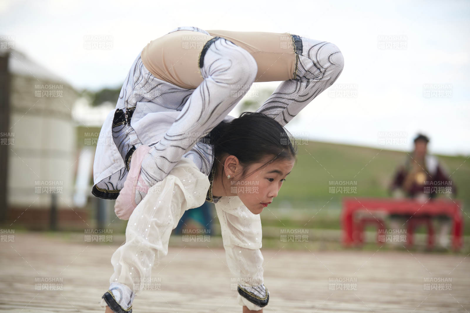 进行柔术体操杂技表演的三个少女图片
