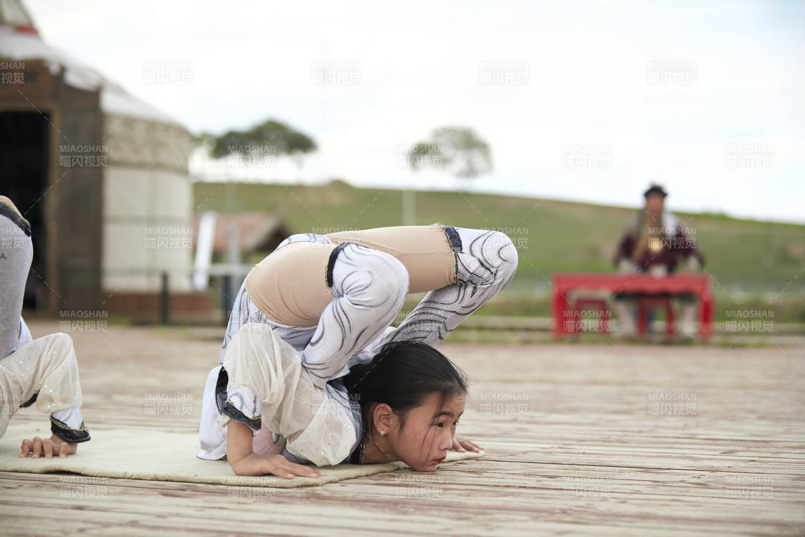 进行柔术体操杂技表演的三个少女图片