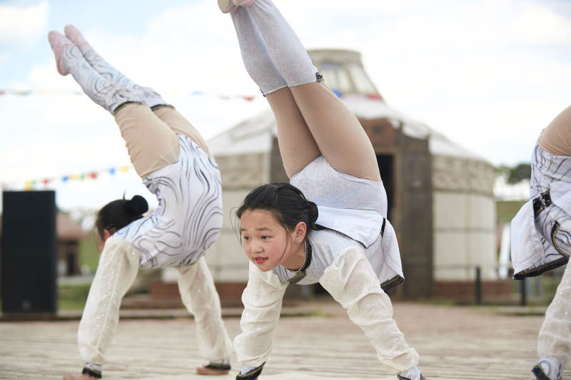 进行柔术体操杂技表演的三个少女图片