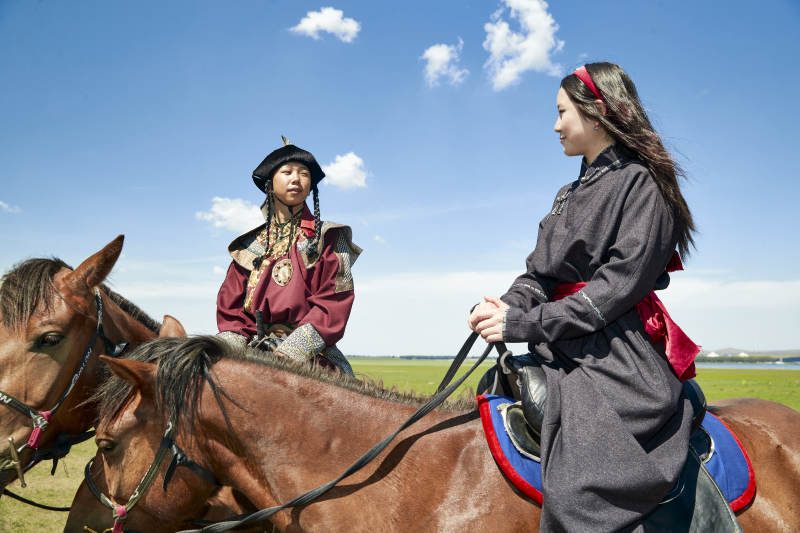 草原那达慕大会上骑着马的蒙古演员图片