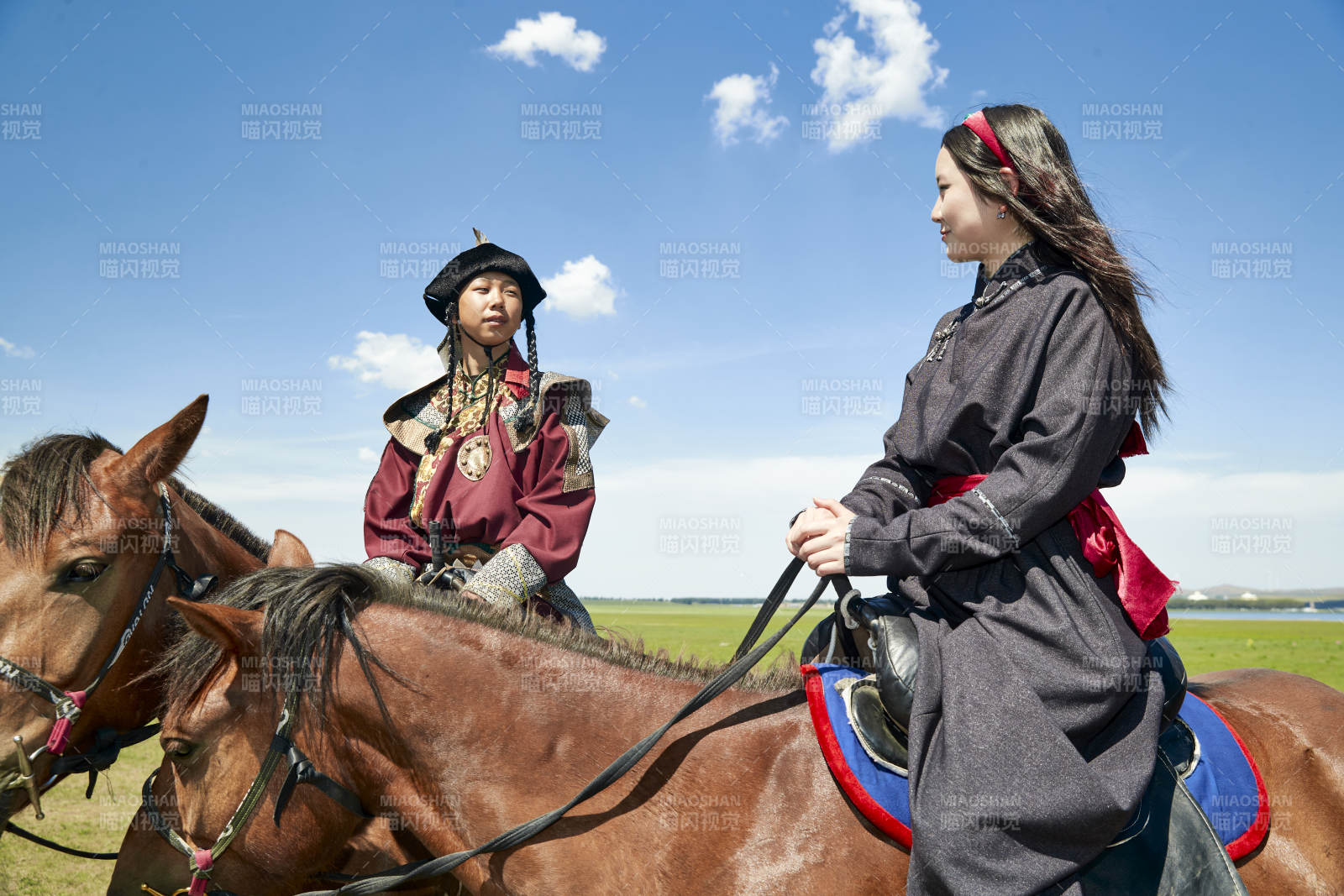 草原那达慕大会上骑着马的蒙古演员图片