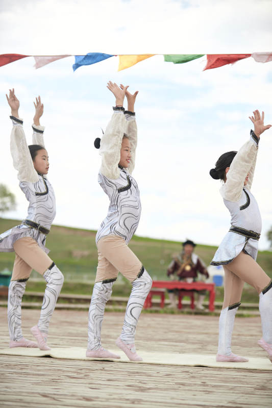 进行柔术体操杂技表演的三个少女图片